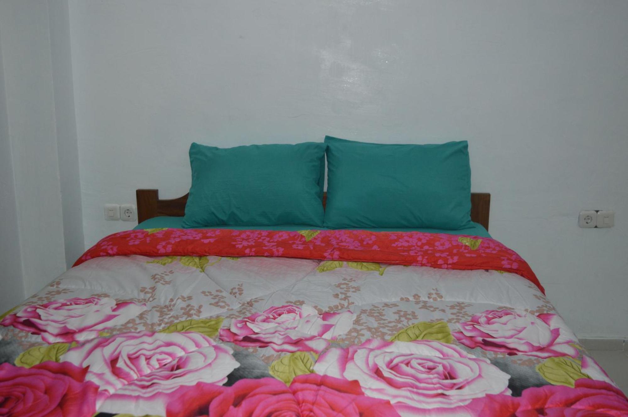 Labuan Bajo Mahoni Guesthouse Exterior foto